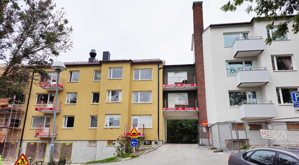 Ett lägenhetshus som renoveras