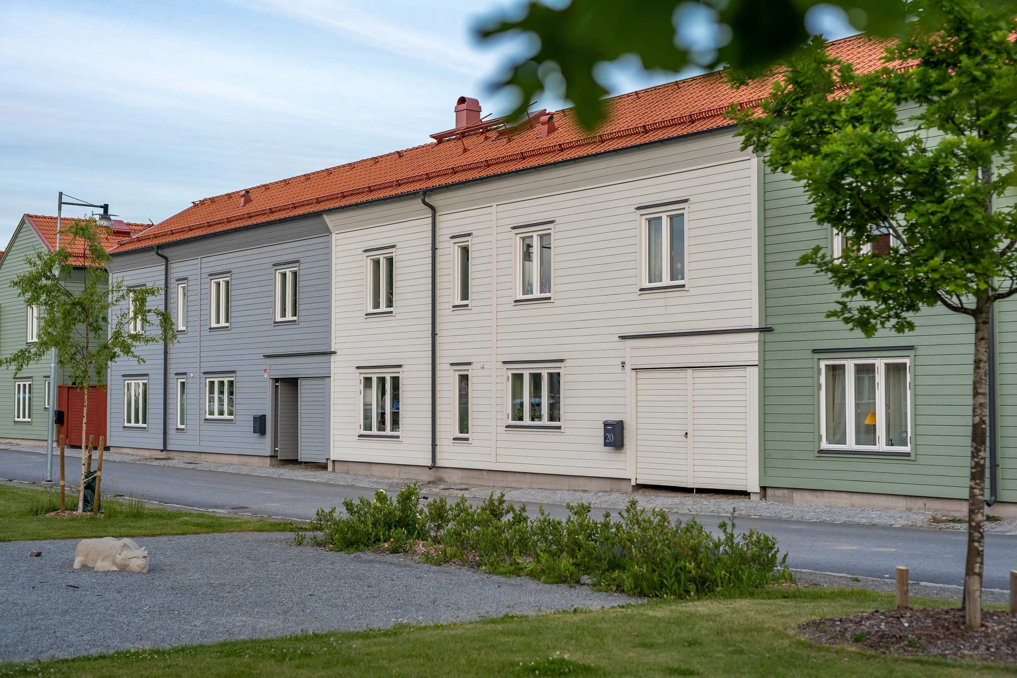 Ett ljusblått radhus i stadsparken Mariefred